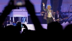 ISPUNILA MU SE ŽELJA Legendarni Rod Stjuart dobio na poklon dres Zvezde (FOTO)