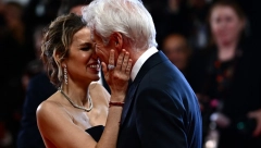 PRED SVIMA LJUBI 33 GODINE MLAĐU Nisu mogli da obuzdaju strasti ni na crvenom tepihu