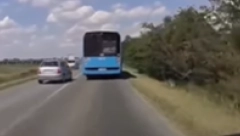 DIVLJAČKA VOŽNJA NA PUTEVIMA SE NASTAVLJA Za delić sekunde izbegnuta tragedija (VIDEO)