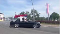 SLAVE MOMCI, ŠTA JE PROBLEM? Zbog ovog snimka iz Novog Sada nastao pravi mali RAT na društvenim mrežama (VIDEO)