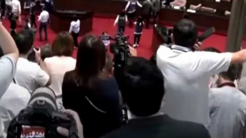 OPŠTA TUČA U PARLAMENTU, NE ZNA SE KO KOGA BIJE KRVNIČKI! Poslanici zadobili PRELOME i potrese mozga