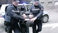 SNIMILI GA SA DEVOJKOM, PA GA UCENJIVALI ZA 10.000 EVRA! FILMSKA AKCIJA Troje mladih iz Beograda privedeno zbog iznude