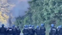 DEMONSTRANTI I DALJE BLOKIRAJU PUTEVE, STIGLO HILJADU POLICAJACA! Stanje haotično, aerodrom zatvoren zbog nereda! (VIDEO)