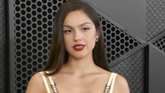 PEVAČICI PUKAO KORSET NA SCENI Doživela peh usred nastupa, snimak zapalio društvene mreže