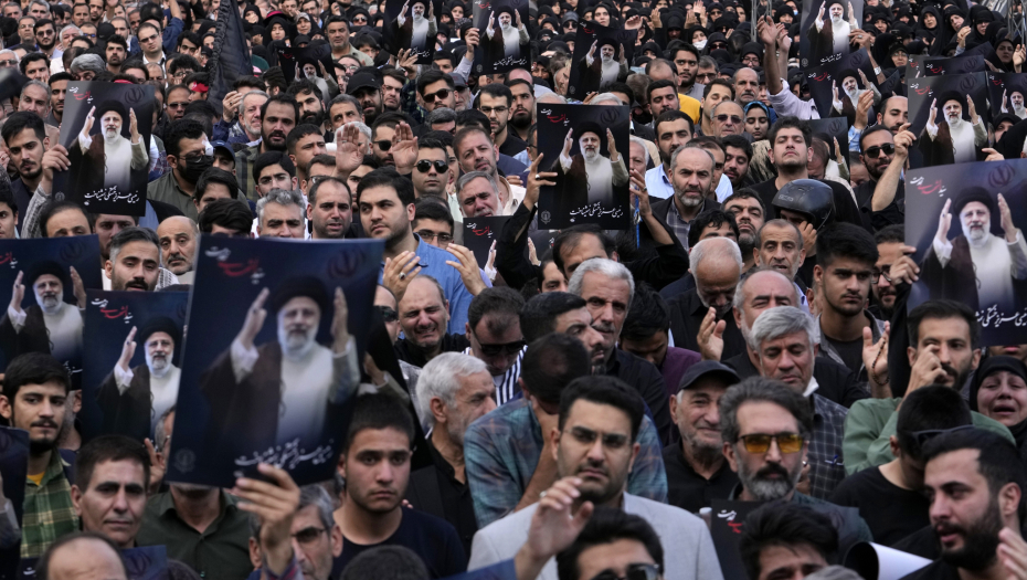 IRAN SE OPRAŠTA OD RAISIJA Telo Raisija biće premešteno u grad Kom, gde su planirani dalji obredi  (FOTO/VIDEO)