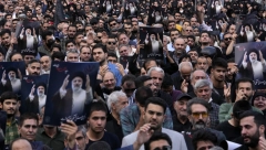 IRAN SE OPRAŠTA OD RAISIJA Telo Raisija biće premešteno u grad Kom, gde su planirani dalji obredi  (FOTO/VIDEO)