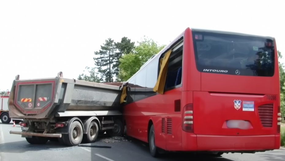 KAMIONOM ISEKAO PREDNJI DEO AUTOBUSA Vatrogasci pokušavaju da izvuku povređene, novi snimak udesa kod Obrenovca (VIDEO)