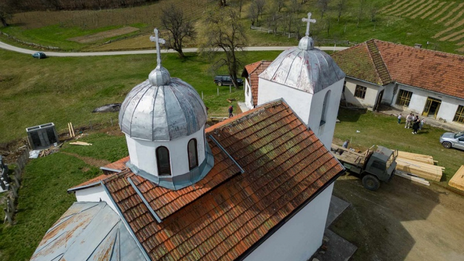 VELIKA SRPSKA SVETINJA IM PROPADALA PRED OČIMA! Goloruki vernici sami krenuli u obnovu crkve: Ljudine, kapa dole! (FOTO)