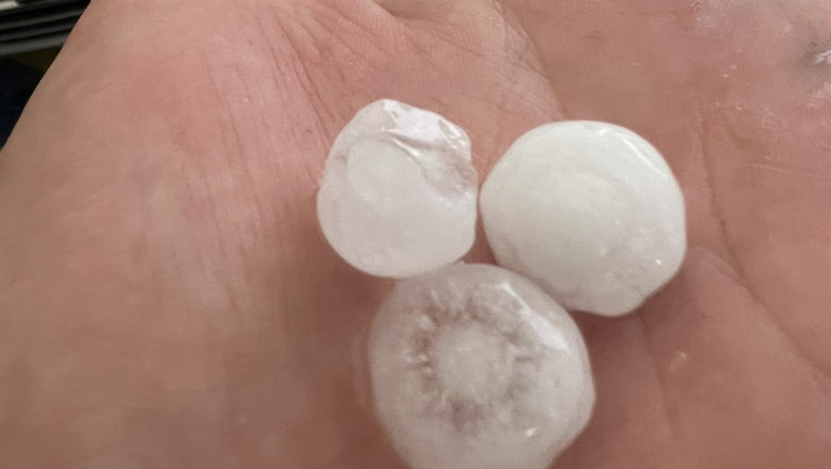 GRAD VELIČINE ORAHA POGODIO ČAČAK I OKOLINU! Maline totalno UNIŠTENE, ledenice od 10 centimetara pokosile sve! (FOTO/VIDEO)
