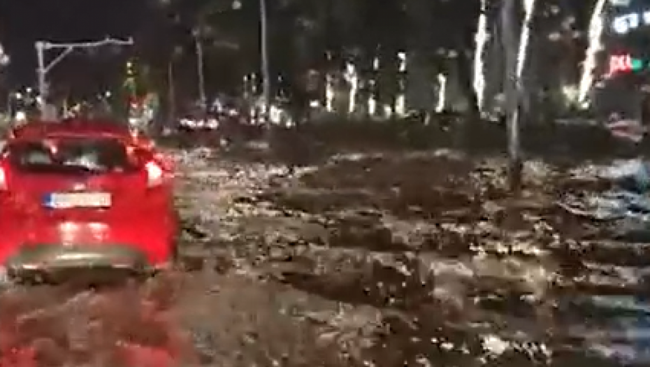 NEVREME SE SRUČILO NA BEOGRAD Nebo se otvorilo, grmi, seva, u nekim delovima - POTOP!