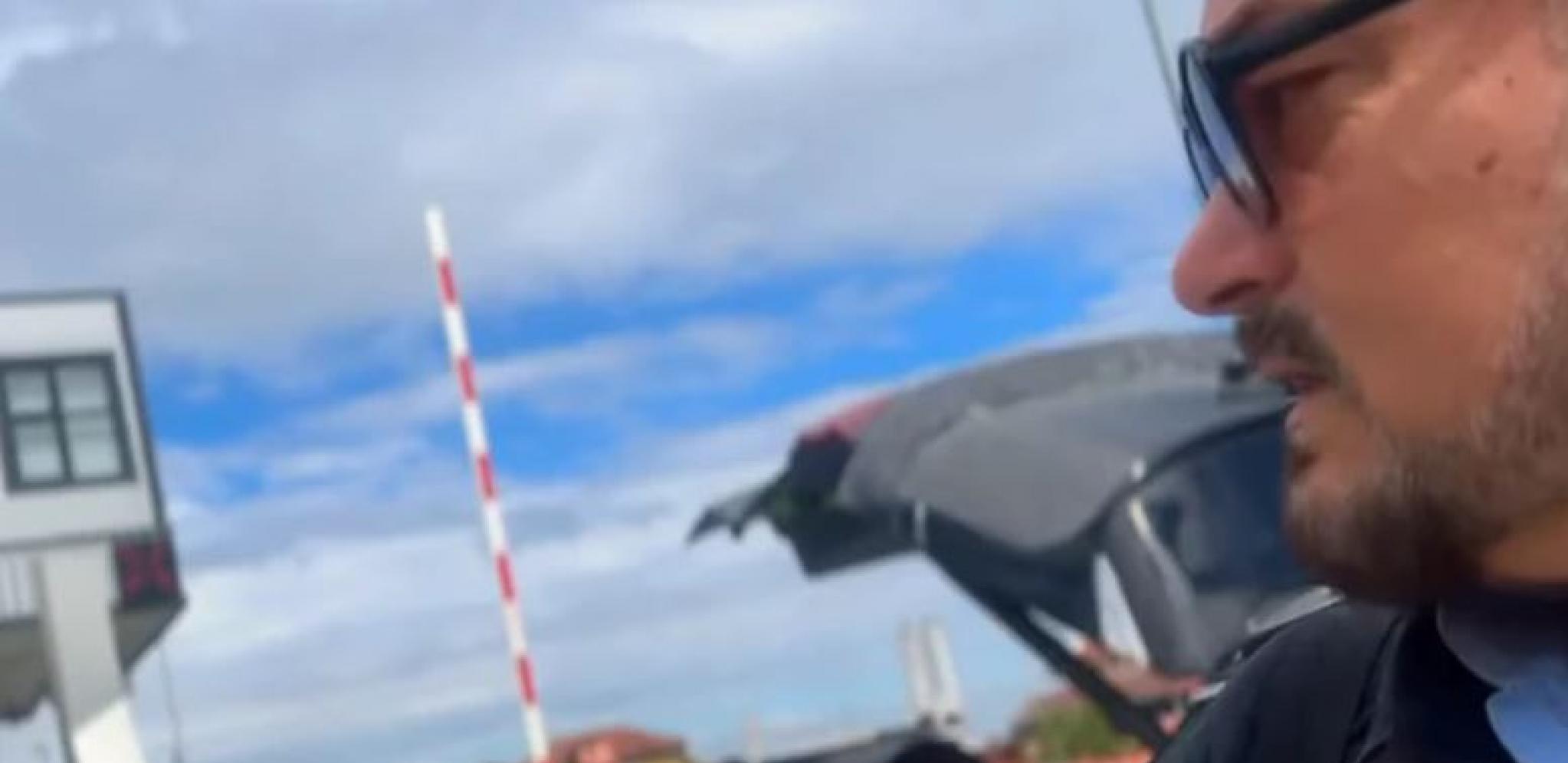 PEVAČU SE RAMPA OBRUŠILA NA AUTO Doživeo pravu dramu, policija hitno reagovala