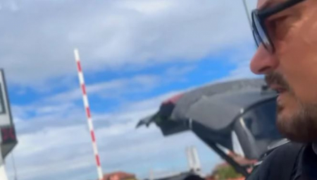 PEVAČU SE RAMPA OBRUŠILA NA AUTO Doživeo pravu dramu, policija hitno reagovala