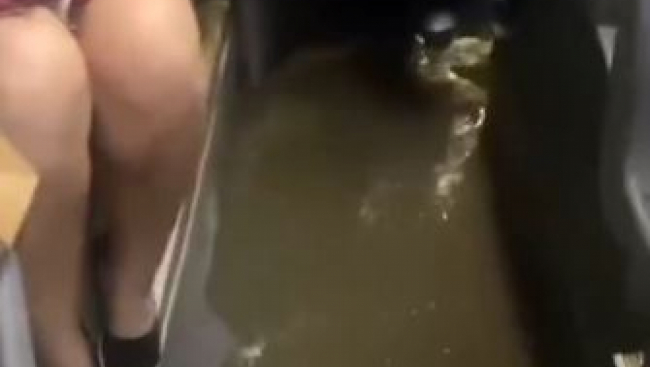 BEOGRAĐANI U VODI DO ČLANAKA POKUŠAVAJU DA DOĐU DO KUĆE! Isplivao snimak iz autobusa 20 - nevreme napravilo haos u Mirijevu! (VIDEO)