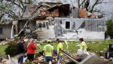 TORNADO UNIŠTIO SVE PRED SOBOM Protutnjao kroz Ajovu, ima poginulih i povređenih (FOTO