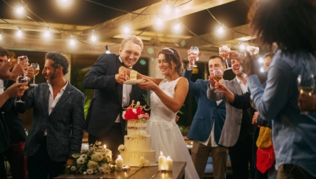 SKANDALČINA NA SVADBI, GOSTI POLUDELI OD BESA Prijatelj mladenaca uradio ovo, pa izbačen po hitnom postupku!