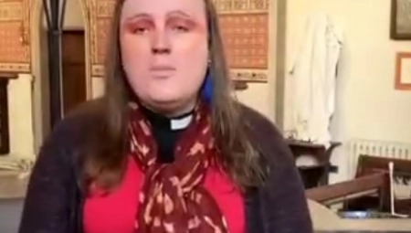 ŠOKANTNA ISPOVEST PRVOG NEBINARNOG SVEŠTENIKA Bingo ruši sve predrasude, ima troje dece, a za Isusa kaže da voli jednu stvar! (VIDEO)