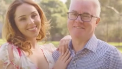 DEVOJKA IMA 29 GODINA, A NJEN ''ŠEĆERNI TATA'' 63 Ušla je sa njim u vezu zbog para, a onda se dogodio filmski preokret! (VIDEO)