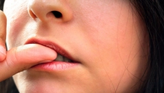 ŽIVOT DA VAM SE SMUČI Grickanje noktiju može da izazove ovih 7 zdravstvenih problema, odviknite se što pre