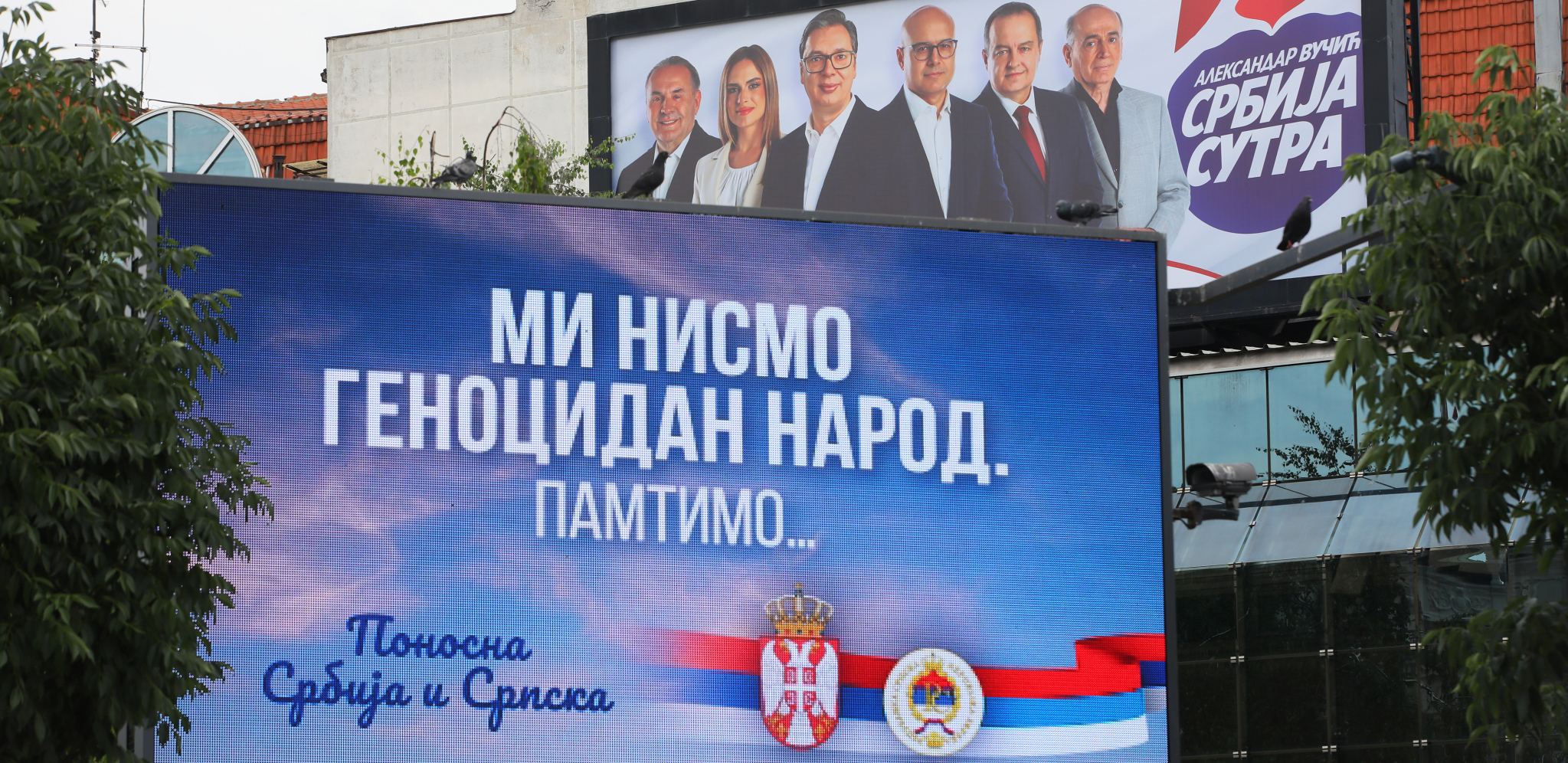 MOĆNA PORUKA VUČIĆA I DODIKA GRMI SA BILBORDA Mi nismo genocidan narod. Pamtimo!