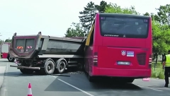 "LJUDI SU PANIČNO VRIŠTALI, KRVI JE BILO SVUDA!" Jezivo svedočenje putnice autobusa u koji se zakucao kamion kod Obrenovca