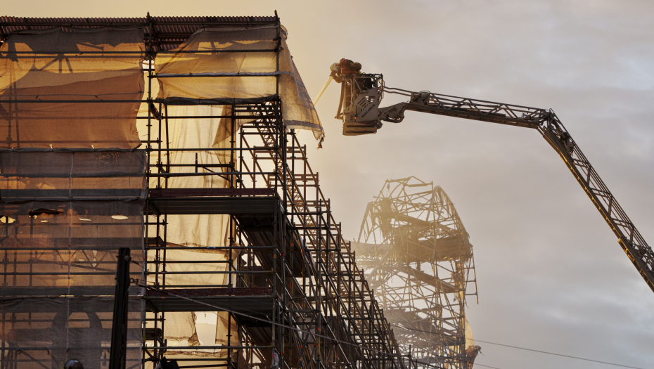 KULJA DIM IZ VELIKE ZGRADE! Požar zahvatio veliki deo, vatrogasne ekipe na terenu gase VATRENU STIHIJU! (FOTO)