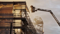 KULJA DIM IZ VELIKE ZGRADE! Požar zahvatio veliki deo, vatrogasne ekipe na terenu gase VATRENU STIHIJU! (FOTO)