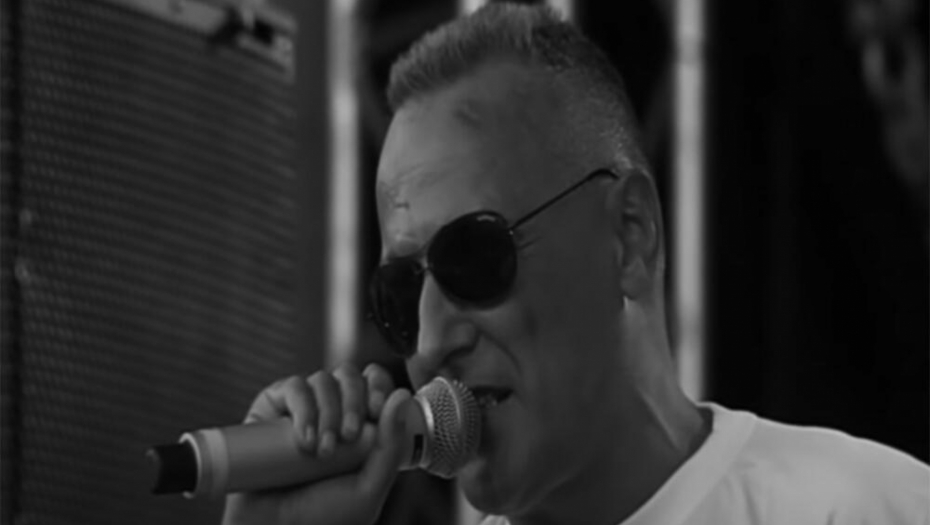 MUK ISPRED ZGRADE PREMINULOG MUZIČARA! Razvaljena vrata i upozorenje, a tu je i potresna poruka