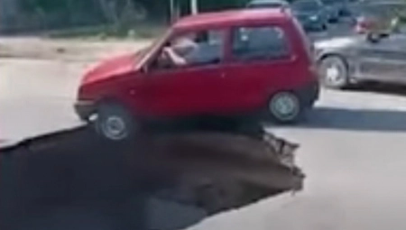 BIZARNA SCENA IZ RUSIJE Ogromna rupa se otvorila na raskrsnici (VIDEO)