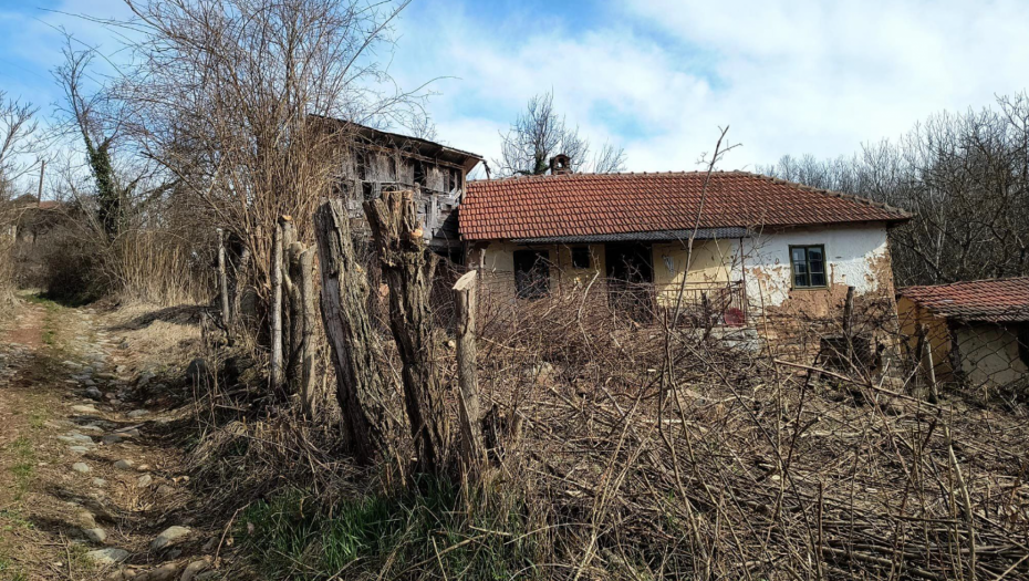 U SRPSKOM SELU PRODAJE SE KUĆA OD 50 M2 I SA 7.5 ARI PLACA Zbog nje buknuo pravi mali "rat na mrežama" - Ko je lud da...
