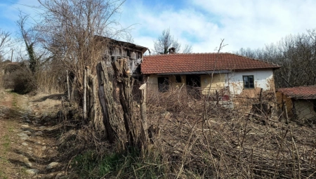 U SRPSKOM SELU PRODAJE SE KUĆA OD 50 M2 I SA 7.5 ARI PLACA Zbog nje buknuo pravi mali "rat na mrežama" - Ko je lud da...