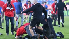 UZNEMIRUJUĆE SCENE Čovek sa srpskom zastavom brutalno pretučen nasred terena (VIDEO)