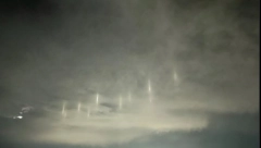 POJAVILI SE MISTERIOZNI STUBOVI SVETLOSTI NA NEBU Pojava šokirala meštane, javlja se samo jednom u nekoliko godina, a postoji i objašnjenje!