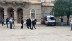 PRVI SNIMCI IZ SUDA GDE POČINJE SUĐENJE UROŠU BLAŽIĆU Slomljeni roditelji sa strepnjom čekaju da ugledaju krvnika, stigla i Hitna pomoć (VIDEO)