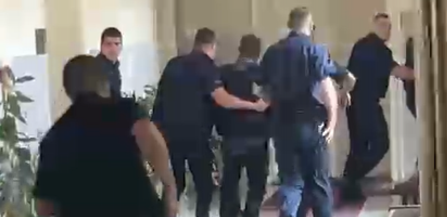 DRAMA NA SUĐENJU UROŠU BLAŽIĆU! RODITELJI SKOČILI NA MONSTRUMA Ubicu policajci izvlače iz zgrade (VIDEO)