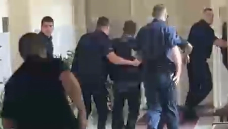 DRAMA NA SUĐENJU UROŠU BLAŽIĆU! RODITELJI SKOČILI NA MONSTRUMA Ubicu policajci izvlače iz zgrade (VIDEO)