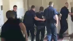 DRAMA NA SUĐENJU UROŠU BLAŽIĆU! RODITELJI SKOČILI NA MONSTRUMA Ubicu policajci izvlače iz zgrade (VIDEO)
