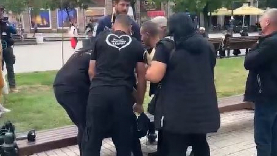 MAJKAMA ŽRTAVA MONSTRUMA IZ DUBONE POZLILO! JEDNA LEŽI NA STEPENIŠTU, DRUGA PALA NASRED ULICE Dramatično nakon incidenta na pripremnom ročištu Urošu Blažiću (VIDEO)