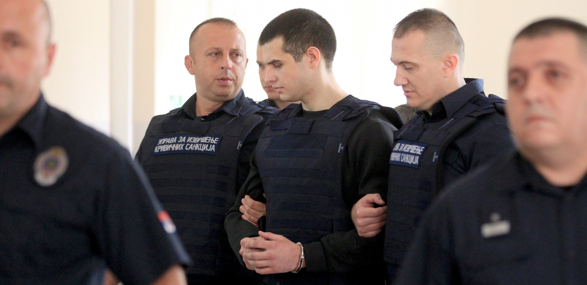 POLICIJA JEDVA SPASLA MONSTRUMA OD OGORČENIH RODITELJA ŽRTAVA Čim su se Uroš Blažić (21) i njegov otac Radiša pojavili na pripremnom ročištu, nastao pravi haos