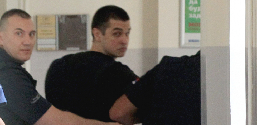 POGLEDAJTE UPLAŠENO LICE MONSTRUMA DOK BEŽI OD SLOMLJENIH RODITELJA Očajni ljudi skočili na njega u sudnici, policija ga hitno izvukla (VIDEO)