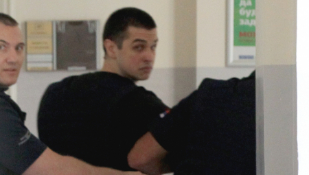 POGLEDAJTE UPLAŠENO LICE MONSTRUMA DOK BEŽI OD SLOMLJENIH RODITELJA Očajni ljudi skočili na njega u sudnici, policija ga hitno izvukla (VIDEO)