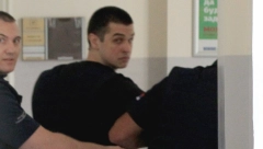 POGLEDAJTE UPLAŠENO LICE MONSTRUMA DOK BEŽI OD SLOMLJENIH RODITELJA Očajni ljudi skočili na njega u sudnici, policija ga hitno izvukla (VIDEO)