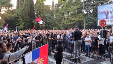 U BUDVI TROBOJKA: Srpske patriote najavljuju blokadu svih crnogorskih gradova - podići će i šatore