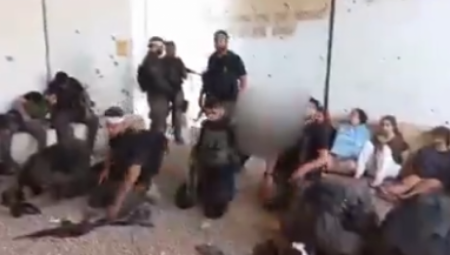 (UZNEMIRUJUĆI VIDEO) Objavljen snimak Hamasovih boraca kako muče ženske taoce, krvave, modre, lisice na rukama