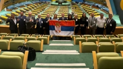 SRBI RAZVILI NAŠU ZASTAVU U UJEDINJENIM NACIJAMA Zavijorila se trobojka, ne mogu da sakriju svoj ponos (FOTO)
