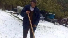 KRAJ MAJA, A DEDA RATOMIR LOPATOM ČISTI DVORIŠTE OD LEDA Grad napravio nezapamćenu štetu u selima oko Ivanjice