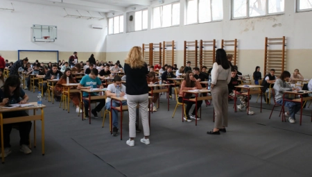 PRVA MUKA GOTOVA! Maturanti uglavnom zadovoljni ispitom iz maternjeg jezika, danas polažu matematiku - revnosni osmaci pokidali srpski!