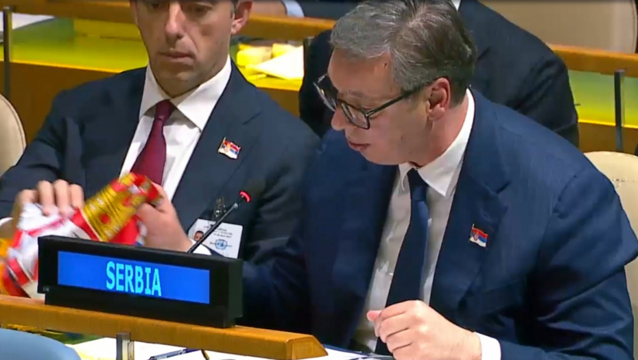 VUČIĆ DONEO POKLON ZA PREDSEDAVAJUĆEG U UN "Znam da srpsku zastavu ne smem da raširim, ali..."