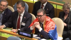 VUČIĆ SE HEROJSKI BORIO PROTIV ŽIGOSANJA NAŠEG NARODA Branili su mu, ali je ogrnuo našu zastavu - da taj ponos vidi ceo svet