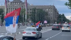 BEOGRAĐANI NA ULICAMA, VIJORE SE TROBOJKE Narod ustao da bi podržao Vučića posle izglasavanja SRAMNE REZOLUCIJE