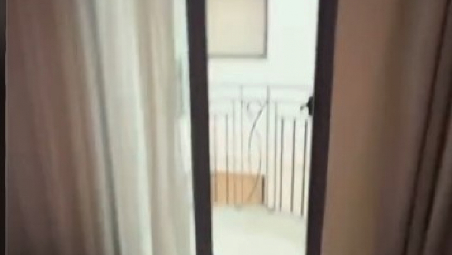 BAR NE MORAŠ ZVATI RECEPCIJU, SAMO VIČEŠ S BALKONA Platio dodatnih 25 evra za sobu s pogledom, pa pokazao što je dobio